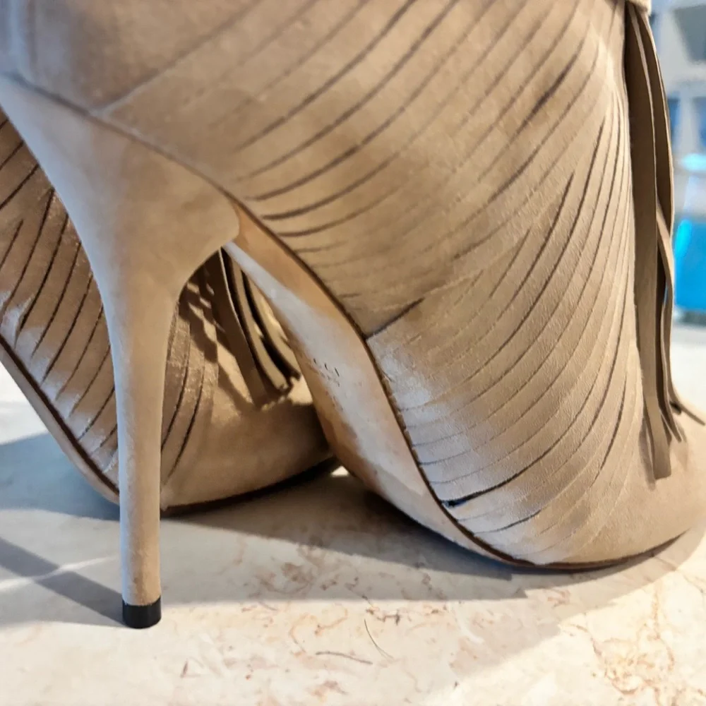 Gorgeous Gucci Beige Fringe Heeled Boots - Picture 6 of 9